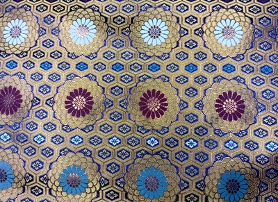 金襴　六釜亀甲八重菊　金茶洞　紺　(70cm巾&times;１２m単位)　納期二週間