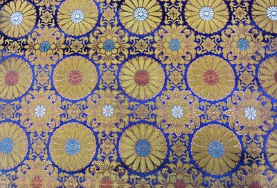 金襴　六釜蜀甲十六菊　金茶洞　紺　(70cm巾&times;１２m単位)　納期二週間