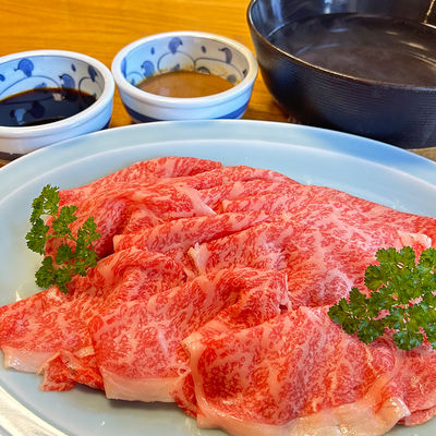 牧場直送！送料込み！高知の最高峰、四万十ビール牛500g！すき焼き・しゃぶしゃぶ ギフト箱入り】四万十麦酒牛のしゃぶしゃぶ肉 500g （美馬旅館秘伝の