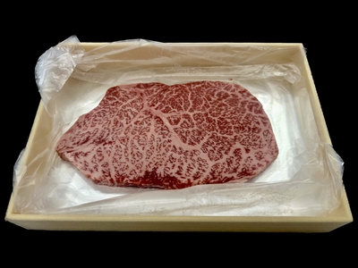 黒毛和牛A5ランプステーキ(180g) ／ モモの希少部位「ランプ」をステーキ用でカットしました。赤身のおいしさをご堪能下さい。