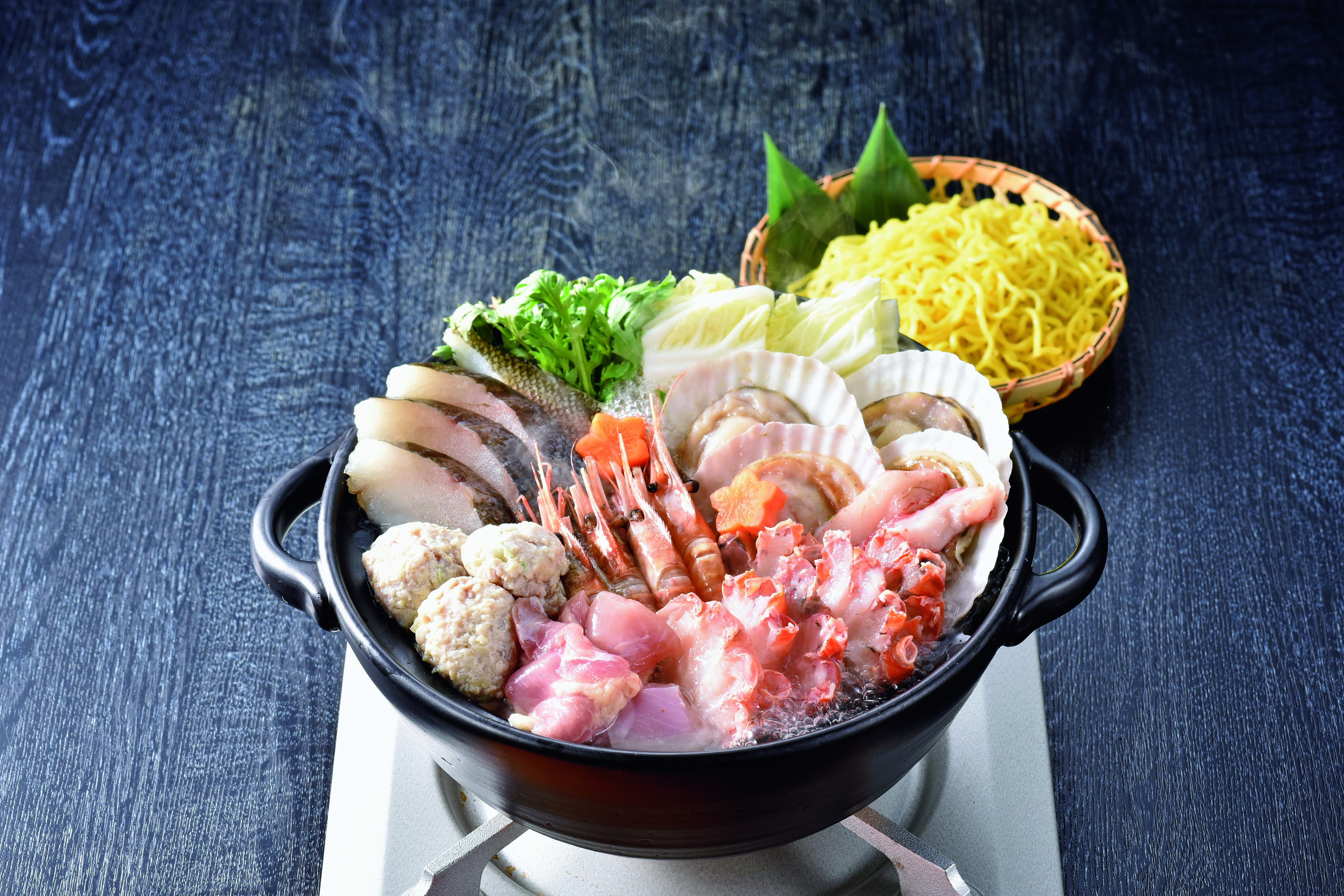 海鮮と知床どりの鍋セット（塩スープ）　【ギフト送料一律】