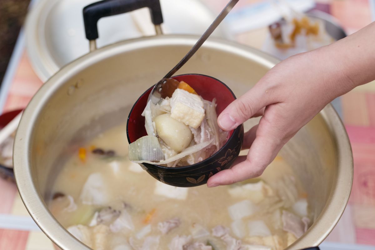 食卓に並んだいも煮