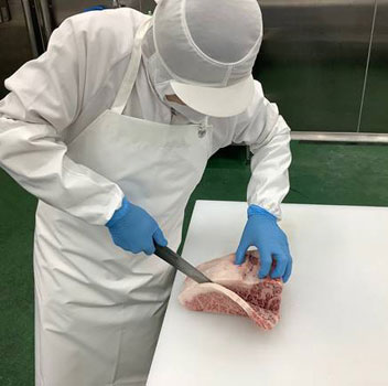 松阪肉をカットする様子