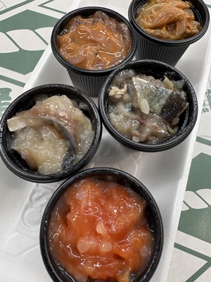 海鮮珍味ミニカップセット （アメリカ産加工紅鮭切り込み ロシア産加工にしん切り込み 国内産加工さんま切り込み 国内産いか塩辛甘口 いかの腑の味濃いめの塩辛 5カップ合計110グラム）