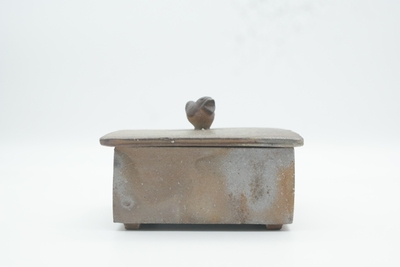 伊勢崎　競 作　備前　雀陶筥