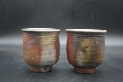 伊勢崎　州 作　備前　湯呑二