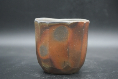 伊勢崎　紳 作　備前　窯変面取焼酎呑