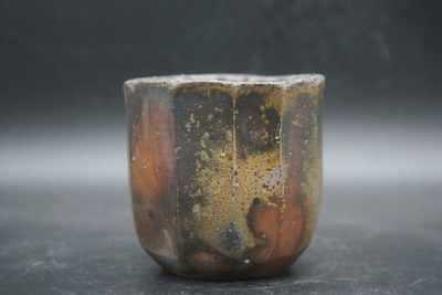 伊勢崎　紳 作　備前　窯変面取焼酎呑