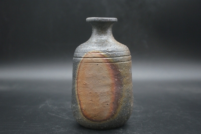 伊勢崎　競 作　備前　窯変徳利（観音土）