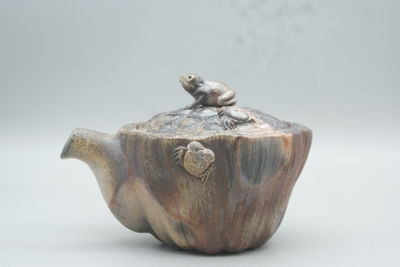 窯元　小西陶古 作　備前　宝瓶（カニとカエル）