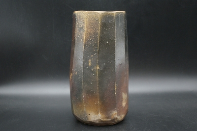 伊勢﨑　競 作　備前　面取花入