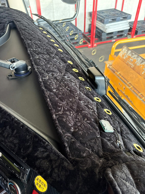 豪華フルオプション！【金華山ダッシュマット　17プロフィア専用　三角抜き仕様】綿入り大キルト加工＆ゴールドリング　縦柄　フレンジ無し（ローレルブラック）