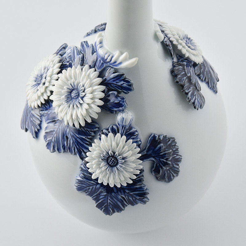 平戸洸祥団右ヱ門窯】平戸菊花飾鶴首花瓶（菊五輪）［登り窯焼成