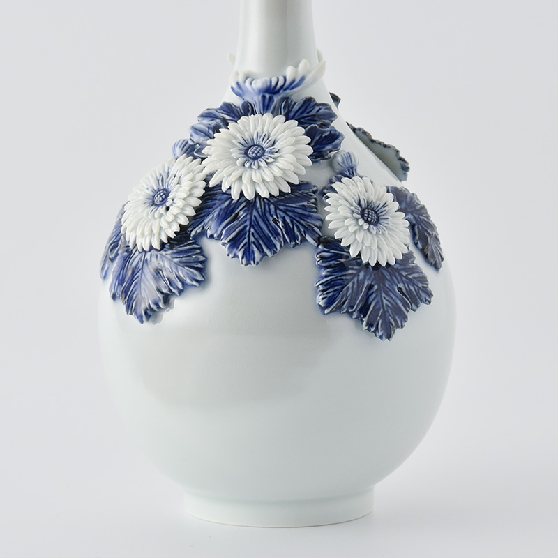 平戸洸祥団右ヱ門窯】平戸菊花飾鶴首花瓶（菊五輪）［登り窯焼成