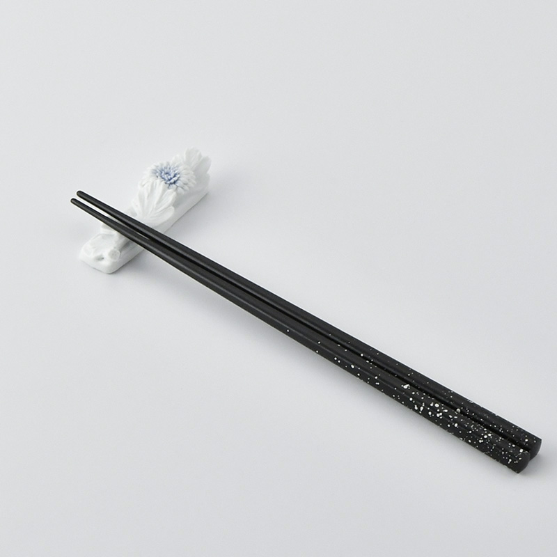 平戸洸祥団右ヱ門窯】平戸菊花飾染付 箸置（大） | 三川内焼オンライン