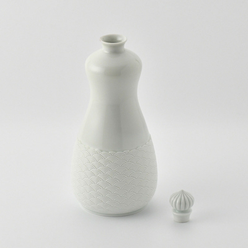 平戸松山】 陰刻手 青海波白磁 蓋付瓶［登り窯焼成］ | 三川内焼