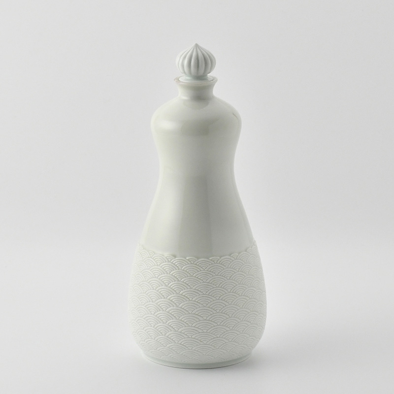 平戸松山】 陰刻手 青海波白磁 蓋付瓶［登り窯焼成］ | 三川内焼