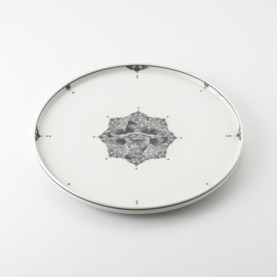 【平戸松山窯】［悠シリーズ］間取り牡丹唐草 24cmプレート（墨呉須）