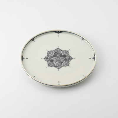 【平戸松山窯】［悠シリーズ］間取り牡丹唐草 18cmプレート（墨呉須）