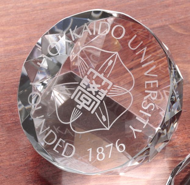 クリスタルペーパーウェイト 立体型（透明） | 北大オリジナルグッズ
