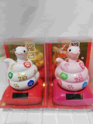 ソーラー幸せ招き巳(白色／桃色)　ヘビ