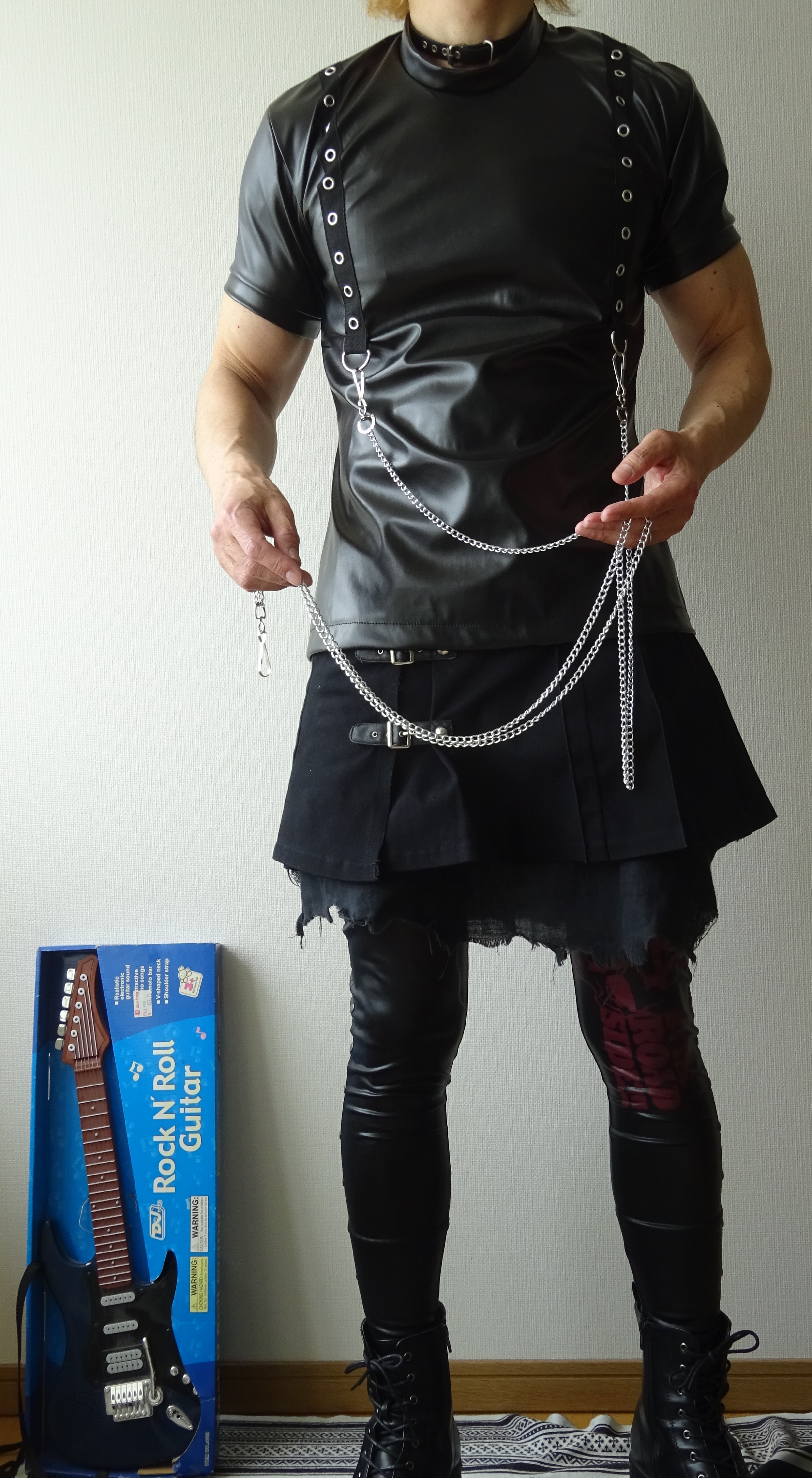 タイトフィット 光沢 フェイクレザー アイレット装飾 半袖カットソー 黒 メンズ ユニセックス ヴィジュアル系 ビジュアル系 ｖ系 パンク ロック ｐｖｃ ゴシック ｐｕ 衣装 バンド インポート ｖ系レザーカンパニー