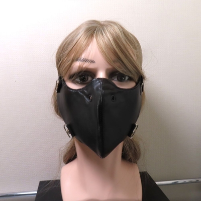 フェイクレザーマスク　ベルトストラップ　Ｖ系　黒マスク　カラスマスク　ファッションマスク　おしゃれなマスク　洗えるマスク　ユニセックス　ヴィジュアル系　ビジュアル系　モード系　ゴシック　パンク　ロック