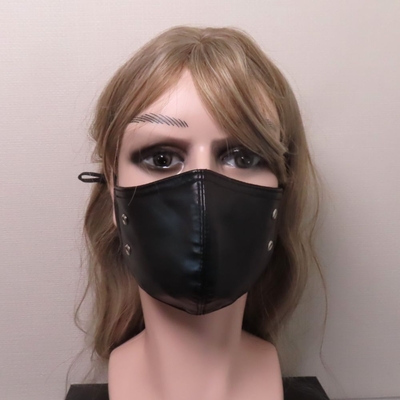 フェイクレザーマスク　シンプル　Ｖ系　黒マスク　光沢　薄手　ファッションマスク　洗えるマスク　ユニセックス　ヴィジュアル系　ビジュアル系　モード系　ゴシック　パンク　ロック