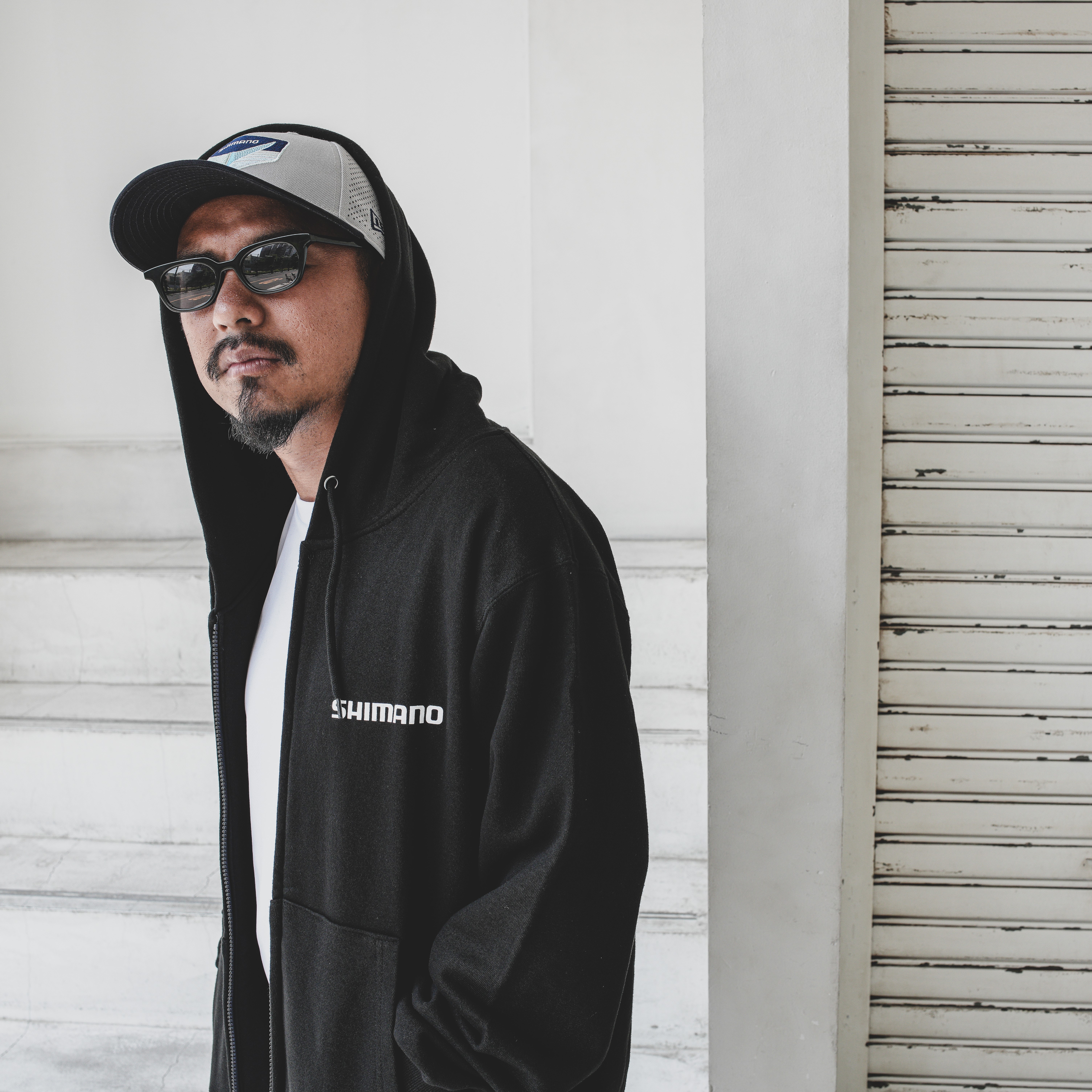SHIMANO ブラック ジップアップ SHIMANO Big Logo Zip-up Hoodie – Black | シマノショップ