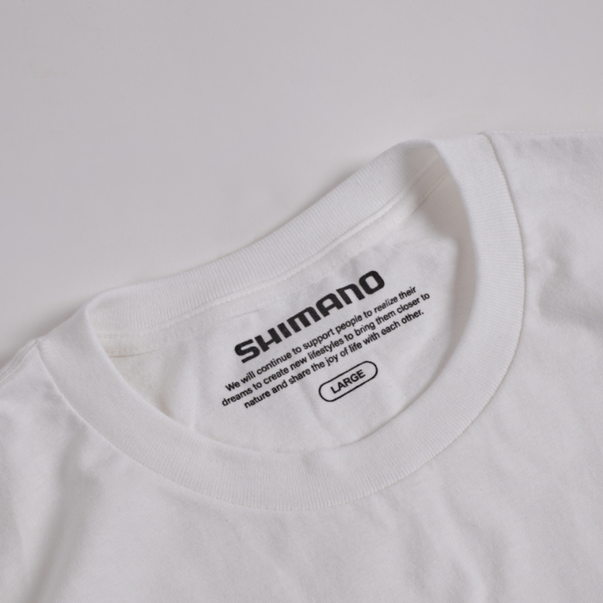 ジョースタイル シマノ エギンガー Tシャツ 白 JOESTYLE セフィア　T JOESTYLE × SHIMANO Graphic Cotton T-shirt – White | シマノ