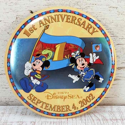 【デッドストック！1点のみ】 東京ディズニーリゾート ディズニー 通販 東京ディズニーシー 1周年 記念 2002年 アニバーサリー カンバッジ お土産 TDS カンバッチ 缶バッジ 缶バッチ