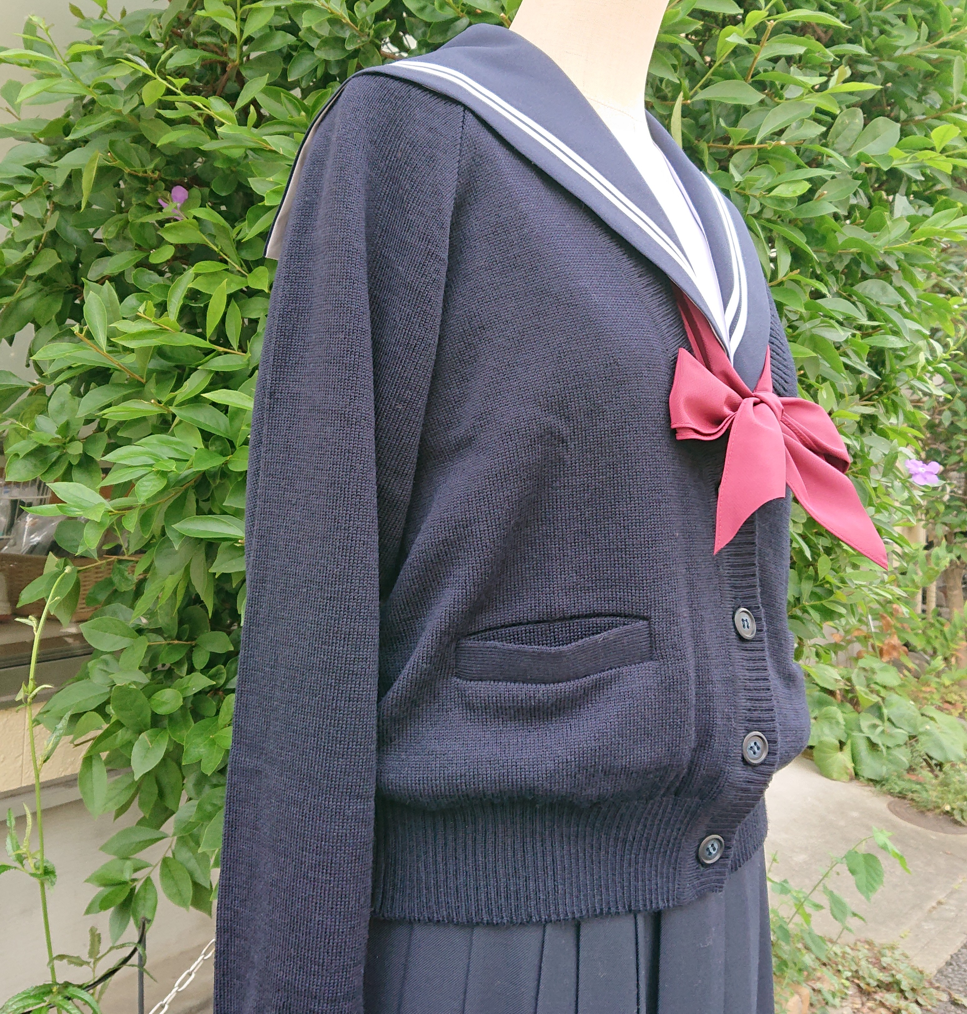 ラグラン袖のゆったりカーデ Vネックちょっと広め だからセーラー服の上からでも着れます ナゴヤ学生服黒川店