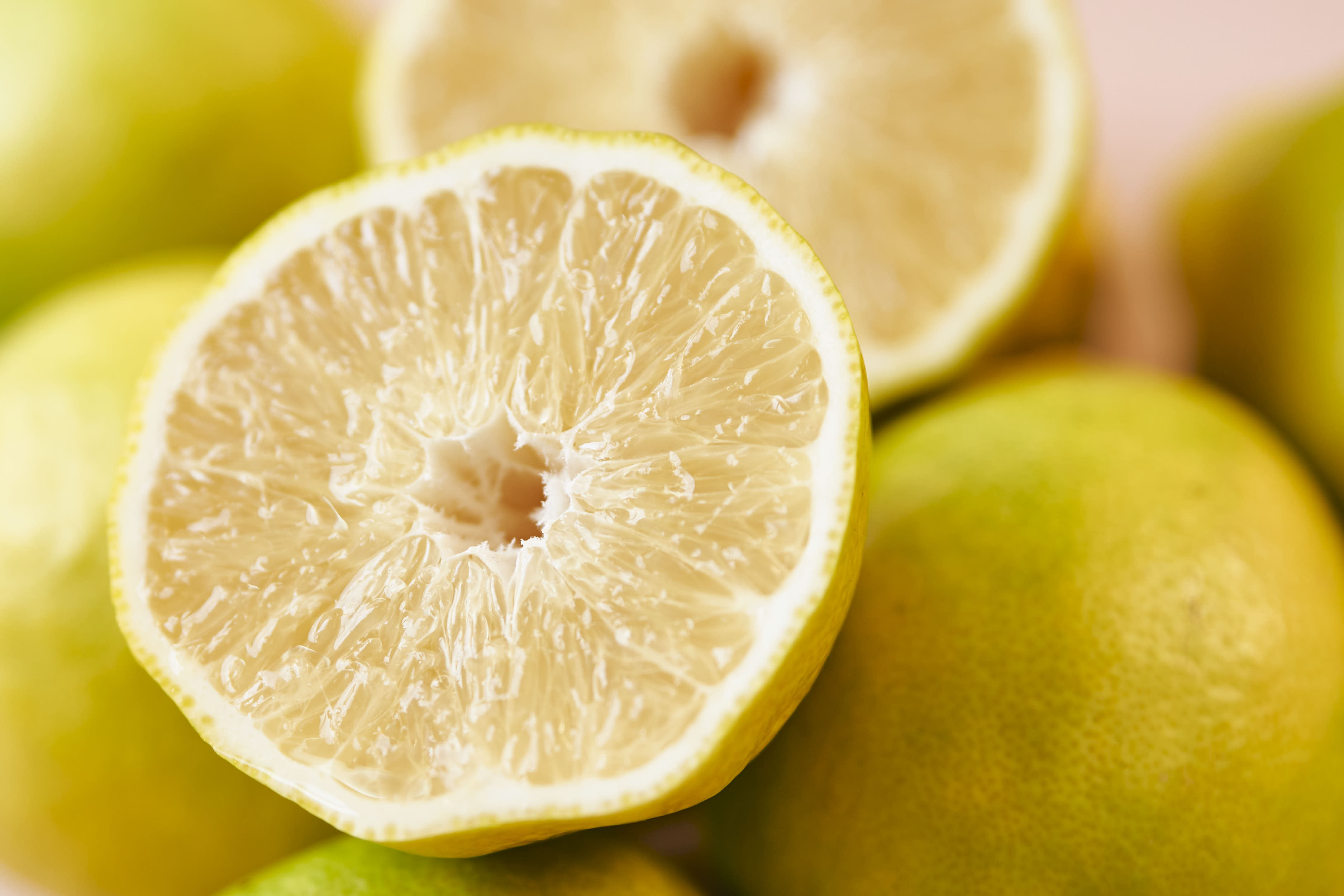 人気の薄皮種のないレモン