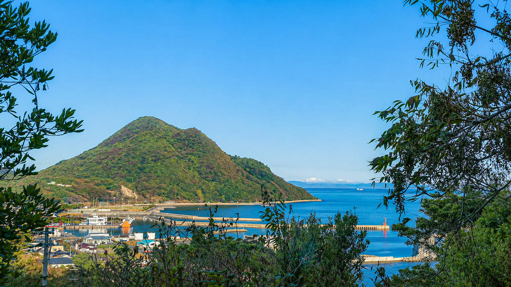 姫島の港と海の風景