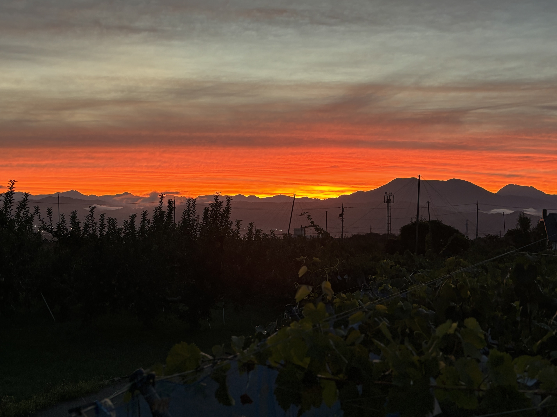 飯縄山(いいづなやま)に沈む夕陽