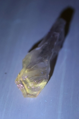 発光ゴールデンファントムアメシスト（原石１）