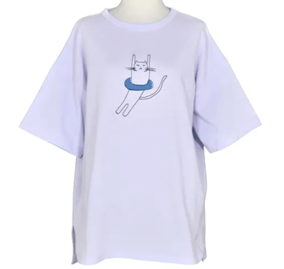 【ねこ雑貨 洋服】Ｔシャツ　LILASIC ネコ刺繍 Tシャツ　浮輪で泳ぐ猫　ラベンダーカラー　Ｌサイズ
