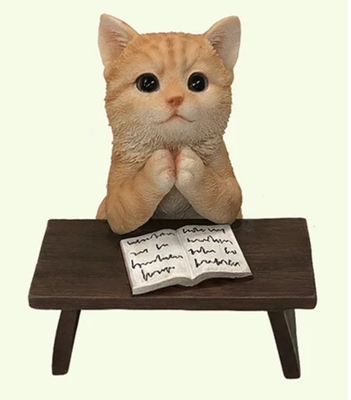 【ねこ雑貨 インテリア小物】置物　机に座ってお祈りしている子猫　茶トラ　樹脂製