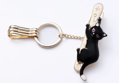 【ねこ雑貨 アクセサリー】キーホルダー　バッグアクセサリー 猫　しがみつき黒猫キークリップ　鍵ホルダークリップ