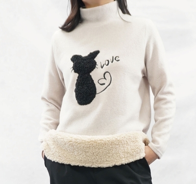 【ねこ雑貨 洋服】ハイネックニットプルオーバー　黒猫プードルアップリケ付　秋冬用 ベージュ　Ｍ～Ｌサイズ