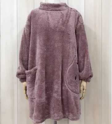 【ねこ雑貨 部屋着】冬物ルームウェア エプロン　ボア生地　猫のお顔ポケット付き あたたかいかっぽう着 割烹着　ピンク