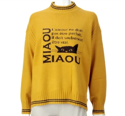 【ねこ雑貨 洋服】セーター　ネコ英字配色 ニットプルオーバー　パイピング 猫柄　イエロー　フリーサイズ