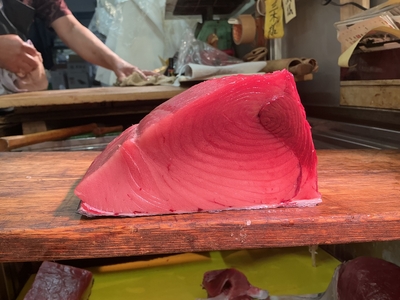 【生】青森の本マグロ　背1.0キロでお切りします