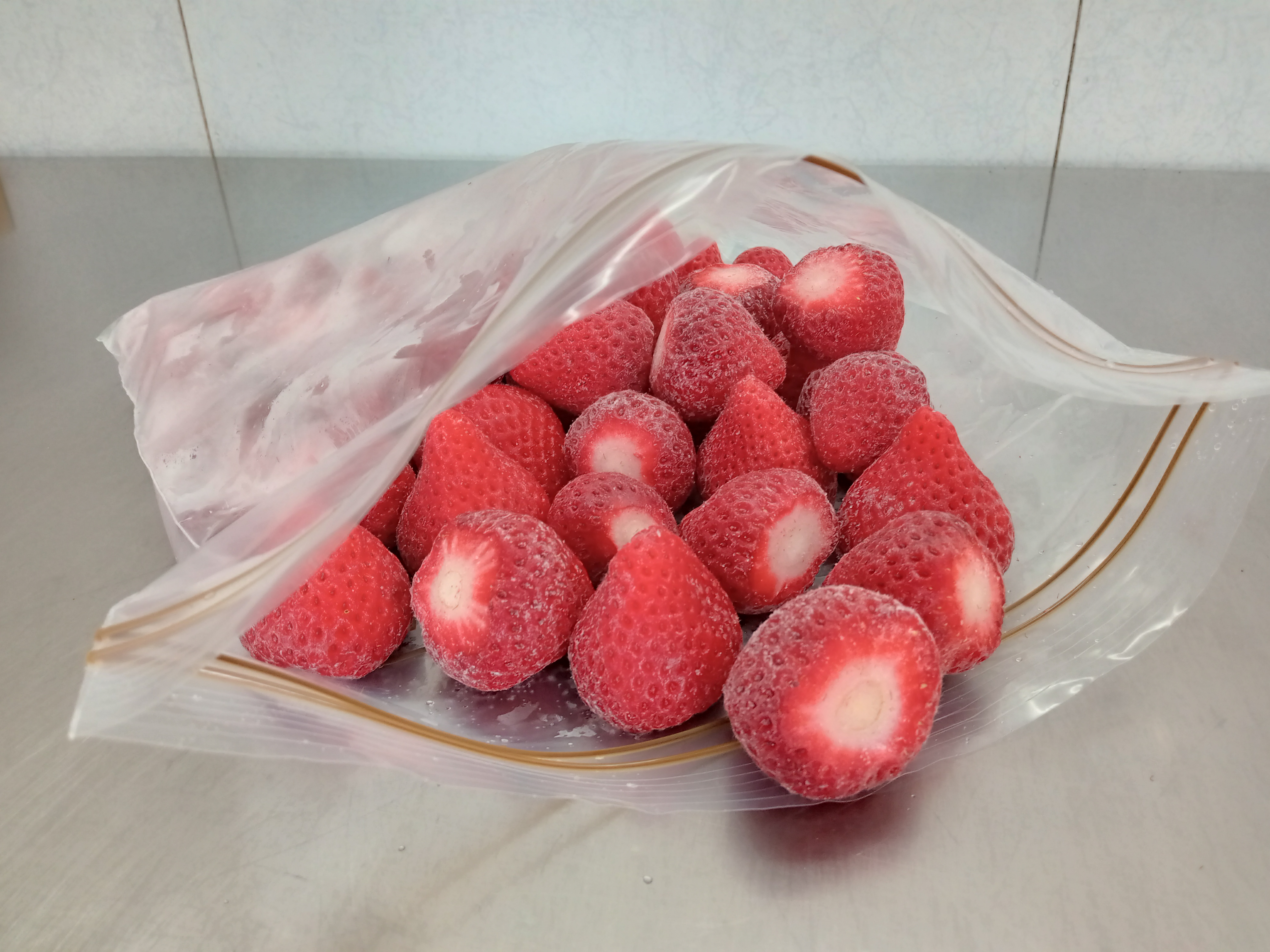 スノー（凍ったイチゴ） 1kg | えいじくんのイチゴ園