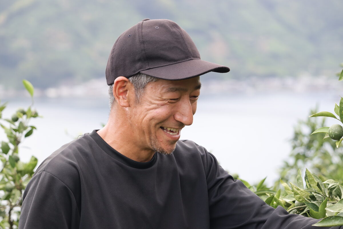 みかん畑で作業する原田さん