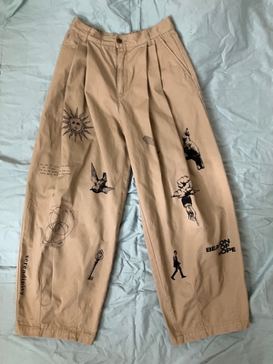 REVIVER  カーブデザインが秀逸なベージュのパンツ