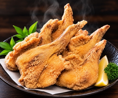 割烹志まるの大きな骨付き鶏ももの塩唐揚げ/5本