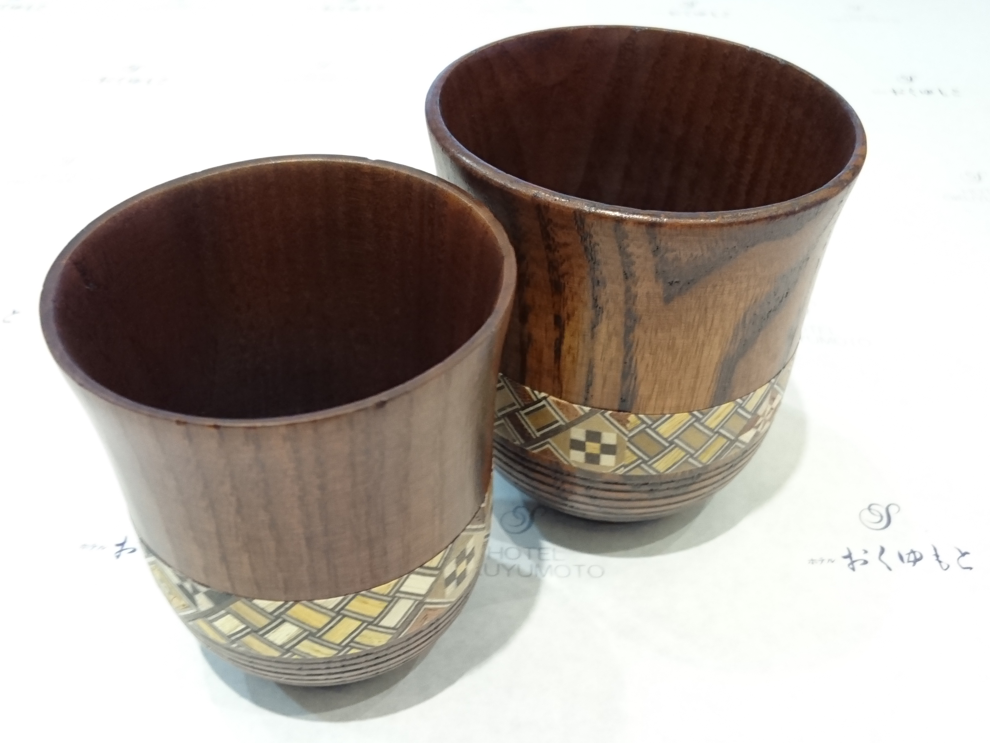 箱根寄木細工』湯のみセット（直径7.7cmと6.8cmの 各1点 計2点のセット
