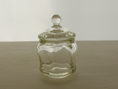 白瑠璃ガラス浮底七方屈蓋物