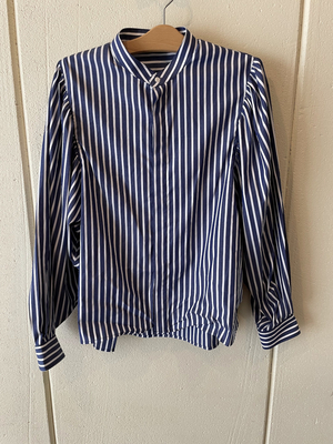 MANON ギャザースリーブバンドカラーシャツ NAVY SH-016